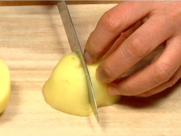 Cắt khoai tây thành 4 múi.
