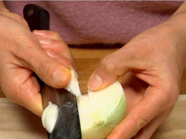 Cut the onion in half and remove the root part.