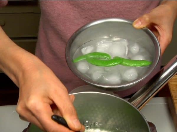 Then, soak the snap peas in ice water to prevent them from discoloring.