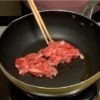 Now, let's make the nikujaga. Heat a small amount of vegetable oil in a pan and add the beef slices.