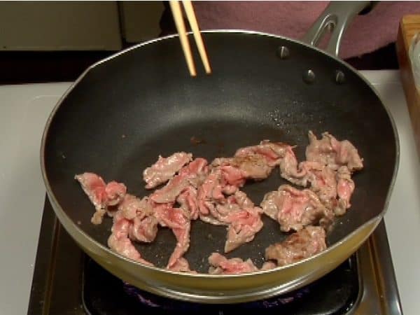 牛肉の色が変わるまで炒めます。