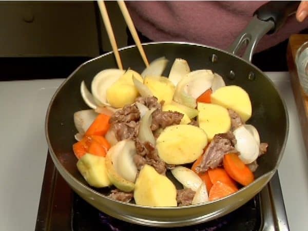 Nấu đến khi bề mặt khoai tây trở nên trong.