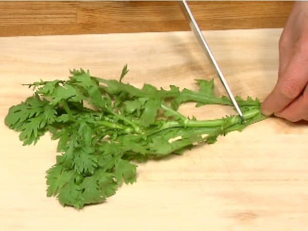 Let's prepare the ingredients. Cut the stem of shungiku leaves into 6~7 cm (2.4"~2.8") pieces.