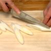 Coupez le naganegi (poireau) en tranches diagonales de 5~6 mm (0.2 pouces).