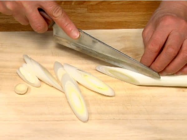 Slice the naganegi, long green onion diagonally into 5~6 mm (0.2") slices.