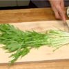 水菜は根元を切り落とし、3等分します。