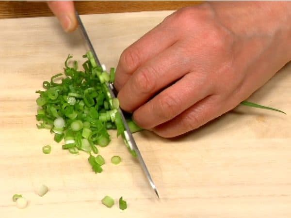 Chop the spring onion leaves into fine pieces.