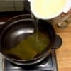 Préparez le bouillon pour shabu-shabu. L'algue kombu sèche pour dashi a trempé dans l'eau pour environ 30 à 40 minutes pour faire du bouillon dashi.