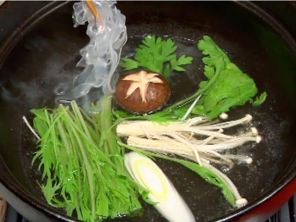 After you enjoyed the meat, add the vegetables and mushrooms a little at a time to keep the temperature of the broth from dropping. The kombu dashi broth combined with the umami from the meat makes the vegetables and mushrooms even more delicious.