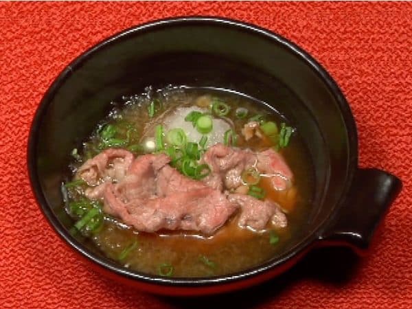 Ponzu with grated daikon is refreshing and very delicious, and it is an essential sauce to enjoy shabu-shabu. If the sauce is diluted, add extra ponzu, daikon and spring onion leaves.
