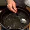Terakhirnya, mari membuat zosui dengan kuah kaldu sisa shabu-shabu. Angkat dan buang buih-buih dan minyak yang mengambang di permukaan kuah.