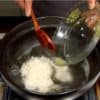 Ensuite, ajoutez le riz cuit chaud. Utiliser du riz chaud a moins de chance de devenir collant.