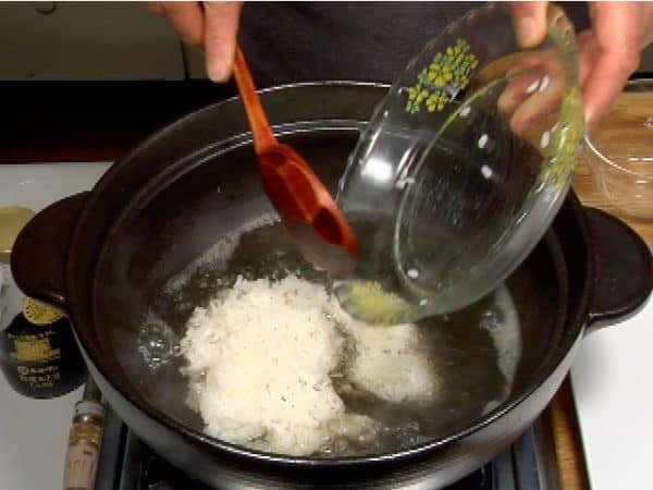 Then, add the hot steamed rice. Using hot rice is less likely to become sticky.