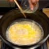 Tuangkan kocokan telur diatas nasi.