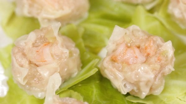 Dip the shumai in vinegar soy sauce and enjoy it with a bit of karashi mustard. The combination of the shrimp and pork is very tasty.