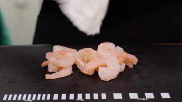 Spread out the shrimp and wrap with a paper towel to remove the moisture thoroughly. If you see any sand veins in any of the shrimp, make a shallow cut along the back of the shrimp and scrape it out with the tip of the knife.