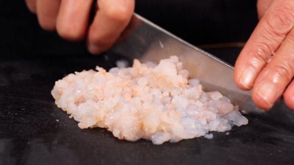 Vous pouvez hacher les crevettes jusqu'à ce qu'elles deviennent presque une pâte, ou vous pouvez les hacher grossièrement si vous le souhaitez.