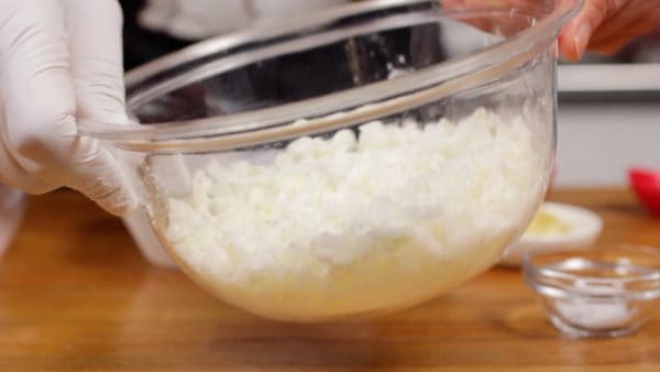 搅拌均匀。 马铃薯淀粉会吸收洋葱中的水分，使其与肉充分融合。
