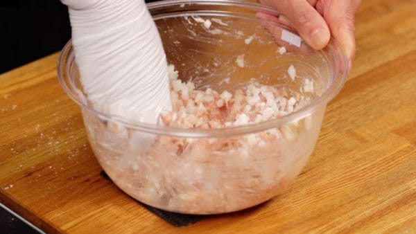 轻轻折叠肉馅以防止马铃薯淀粉脱落。