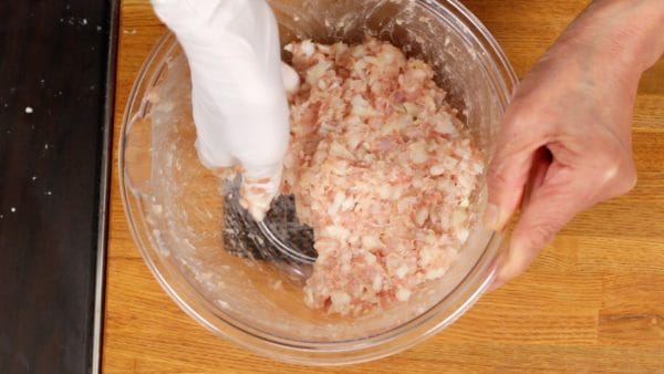 Continuez à mélanger jusqu'à ce que l'oignon soit uniformément réparti. Ajouter beaucoup d'oignons empêche la viande de devenir dure même si vous utilisez de la viande maigre, et la douceur naturelle des oignons rend le shumai plus délicieux.