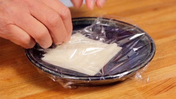 Prenez un emballage shumai dans votre main et placez un peu plus d'une cuillère à soupe du mélange de viande au centre de la pâte à shumai.