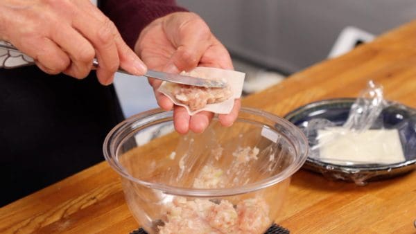 Appuyez légèrement sur la viande pour qu'elle soit fermement attachée à la pâte à shumai.
