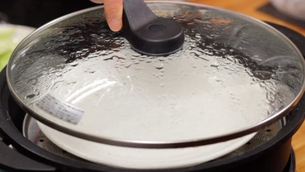 Et maintenant, faites cuire le shumai à la vapeur. Éteignez le cuiseur vapeur pour éviter de vous brûler et retirez le couvercle.