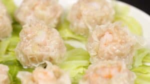 Lire la suite à propos de l’article Recette de Shumai aux crevettes et au porc (raviolis chinois juteux à la vapeur / Siu Mai)