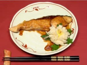 Scopri di più sull'articolo Yellowtail in salsa Teriyaki con rapa in salamoia a fiore di crisantemo