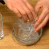 Selanjutnya, siapkan 2 kantung plastik bersih kecil untuk acar. Tuang air dan garam kedalam kantung pertama.