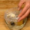 Fülle in die zweite Plastitüte den Essig, Zucker, Kombuwasser und Mirin um die süße Essigsoße zu zubereiten. Wenn du keinen Mirin hast, kann er weggelassen werden.