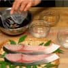 Chúng tôi sẽ làm sốt teriyaki cho cá cam Nhật Bản nướng. Trộn xì dầu, rượu nấu ăn (mirin), rượu sake, và đường và trộn kĩ.