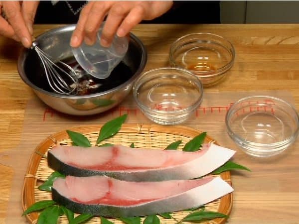 Let's make the teriyaki sauce for the grilled yellowtail. Combine the soy sauce, mirin, sake, and sugar and mix thoroughly.