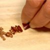Rimuovere i semi dal peperoncino e tagliare il peperoncino ad anelli.