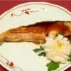Phục vụ teriyaki cá cam Nhật Bản trên đĩa cùng với củ cải turnip ngâm.