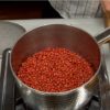 Cuci bilas kacang merah azuki dan letakkan dalam panci.