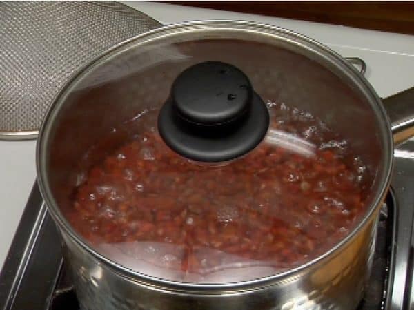 When it begins to boil, reduce the heat to low and simmer for 5 minutes.