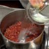 Kembalikan kacang merah kedalam panci dan tambahkan air yang banyak lagi.
