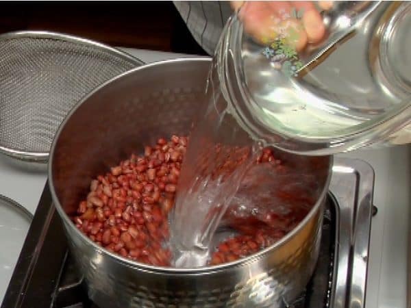 Put the red beans in the pot and add a generous amount of water again.