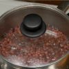 弱火で30分ほど煮ます。その間にアクが出てきたらこまめに取ります。30分煮る間に煮汁が少なくなります。豆が煮汁から出ない様に、ちょうど豆が浸るくらいの湯を足します。
