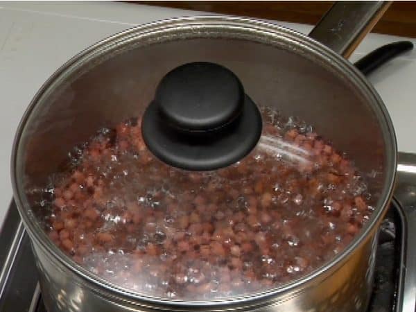 Simmer for about 30 minutes on low heat. If the foam appears on the surface, remove it. The broth is reduced while simmering for 30 minutes. If the beans appear on the surface, add just enough water to submerge the beans.