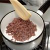 Selanjutnya, mari membuat Anko, yaitu pasta kacang merah manis untuk kushi-dango. Masukkan kacang merah yang telah disisihkan kedalam panci.