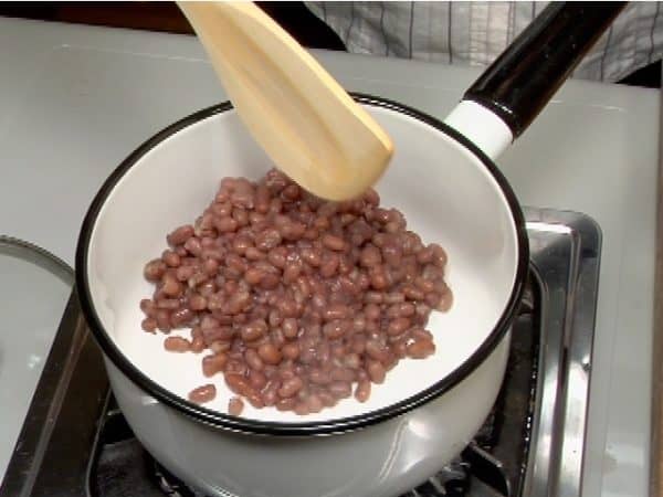 Next, let's make Anko, sweet bean paste for kushi-dango. Place the saved azuki beans into a pot.