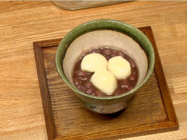 Ladle the hot Zenzai into a bowl and add 3 dango.