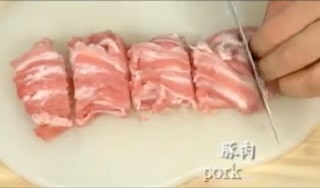 Cut the pork slices into smaller pieces. A moderate amount of fat makes the tonjiru more delicious.
