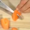 Coupez la carotte en petits morceaux de la même manière.