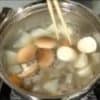 Maintenant, ajoutez les champignons shiitake et les taros.