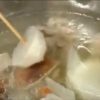 さらに5分間煮ます。里芋に竹串を刺して、十分柔らかくなっていることを確認します。