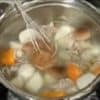 Quand tous les ingrédients sont cuits, dissolvez le miso dans le bouillon.