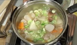 Finally, add the chopped long green onion. Then, quickly turn off the burner. If you keep simmering the broth, the flavor of the miso will be lost.